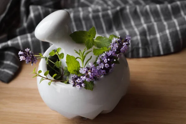 Mortar Fresh Lavender Flowers Herbs Pestle Wooden Table Closeup — Zdjęcie stockowe