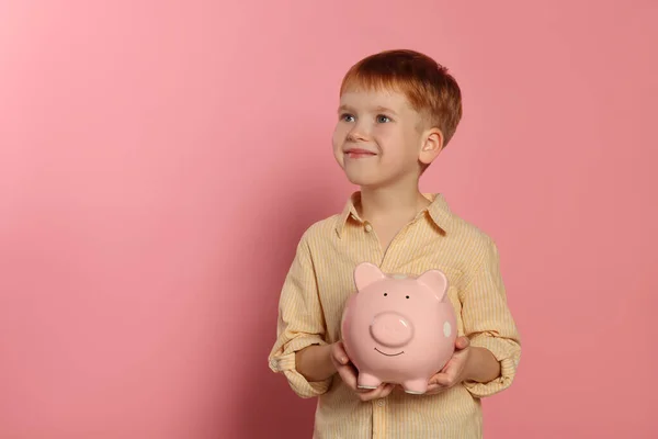 Netter Kleiner Junge Mit Keramik Sparschwein Auf Blassrosa Hintergrund Platz — Stockfoto