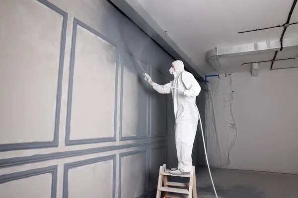 Decorador Parede Tingimento Cor Cinza Com Tinta Spray Dentro Casa — Fotografia de Stock