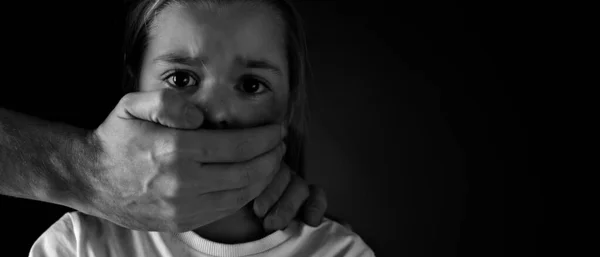 Siyah Arka Planda Korkmuş Küçük Kızın Ağzını Kapatan Bir Adam — Stok fotoğraf