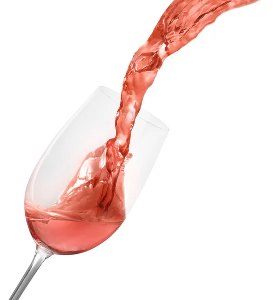 Wlewanie Pysznego Różanego Wina Szklanki Białym Tle — Zdjęcie stockowe