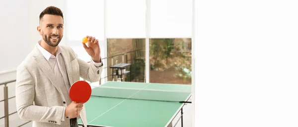 Επιχειρηματίας Ρακέτα Του Τένις Και Μπάλα Κοντά Στο Τραπέζι Πινγκ — Φωτογραφία Αρχείου