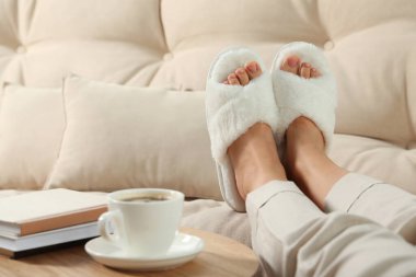 Evde rahat terlikler giyen bir kadın, yakın plan.