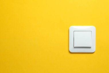 Turuncu arka planda modern plastik lamba anahtarı. Metin için boşluk