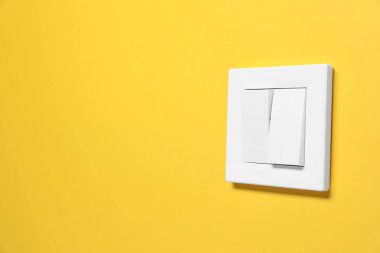 Turuncu arka planda modern plastik lamba anahtarı. Metin için boşluk