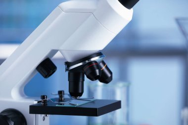 Laboratuvarda modern tıbbi mikroskop, yakın plan. Metin için boşluk