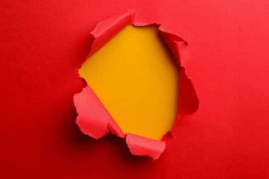 Sarı arkaplanda kırmızı kağıtta delik