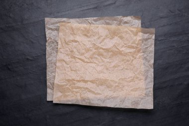 Siyah masa üzerinde kağıt çarşaflar, üst görünüm