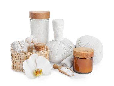 Beyaz üzerine izole edilmiş farklı vücut bakım ürünleriyle güzel bir spa kompozisyonu