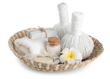 Beyaza izole edilmiş farklı bakım ürünleriyle güzel bir spa kompozisyonu
