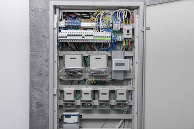 Elektrik sayaçları ve kabloları olan sigorta kutusu.
