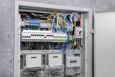 Elektrik sayaçları ve kabloları olan sigorta kutusu.