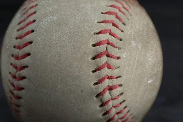 Φθαρμένη Μπάλα Του Μπέιζμπολ Μαύρο Φόντο Κοντινό Πλάνο — Φωτογραφία Αρχείου