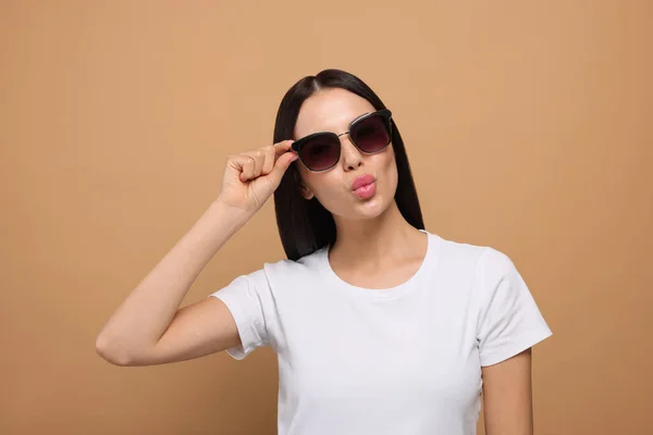 Hermosa Mujer Joven Gafas Sol Con Estilo Soplado Beso Sobre —  Fotos de Stock