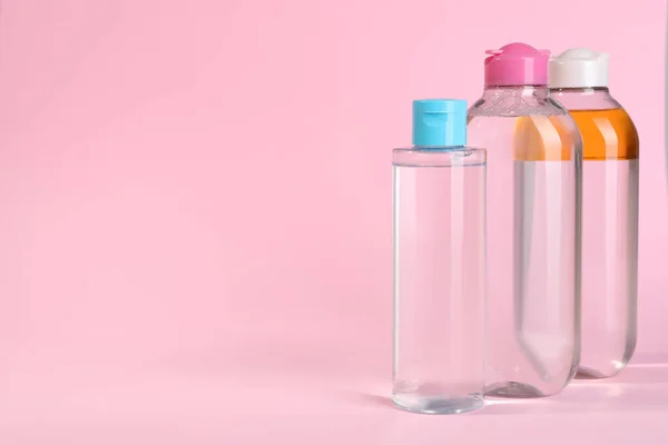 Flaskor Med Mikällarvatten Rosa Bakgrund Plats För Text — Stockfoto