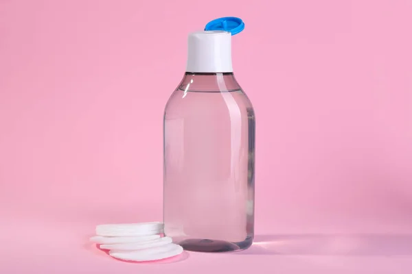 Botella Abierta Agua Micelar Almohadillas Algodón Sobre Fondo Rosa —  Fotos de Stock