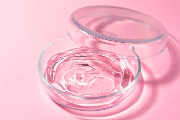 Placa Petri Con Líquido Tapa Sobre Fondo Rosa Pálido Primer —  Fotos de Stock