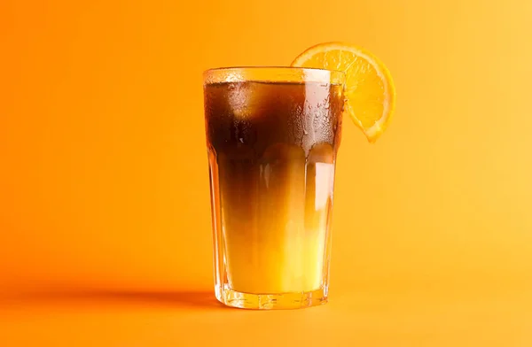 Bebida Refrescante Saborosa Com Café Suco Laranja Fundo Cor Brilhante — Fotografia de Stock