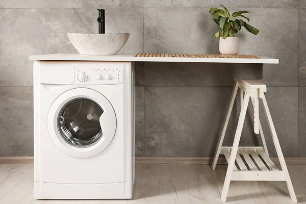Snygg Tvättstuga Med Modern Tvättmaskin Inredning — Stockfoto