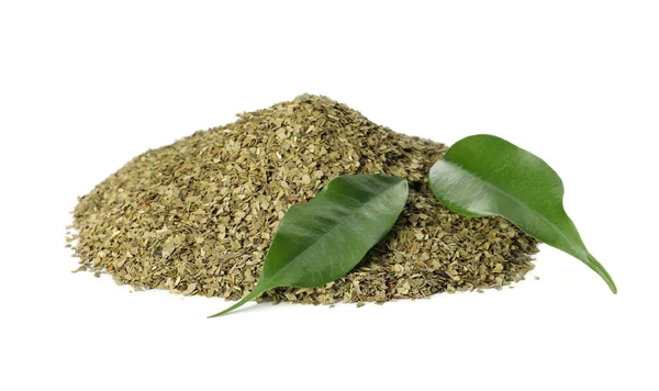 Haufen Aromatischer Mate Tee Und Frische Blätter Auf Weißem Hintergrund — Stockfoto