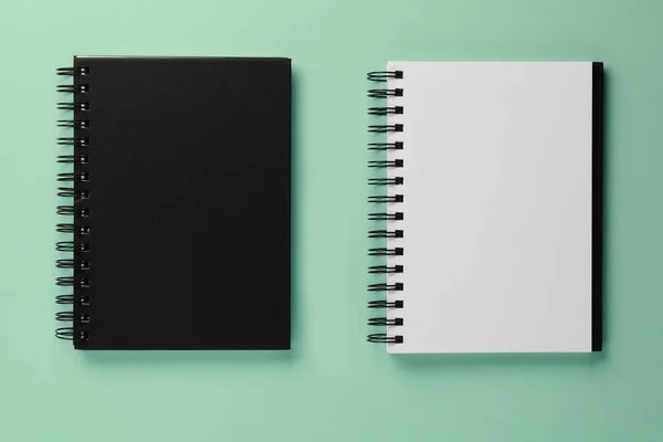 蓝绿色背景的两本笔记本 平铺的 — 图库照片