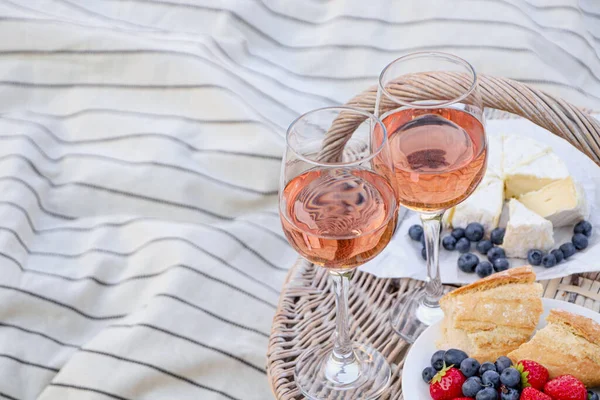 Ποτήρια Από Πεντανόστιμο Ροζέ Κρασί Φαγητό Και Καλάθι Λευκή Κουβέρτα — Φωτογραφία Αρχείου