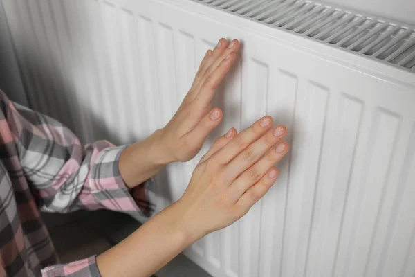 Mujer Calentando Las Manos Radiador Calefacción Cerca Pared Blanca Primer —  Fotos de Stock