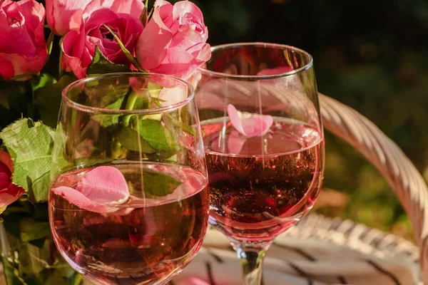 Ochelari Vin Trandafir Delicios Petale Flori Afara Closeup — Fotografie, imagine de stoc