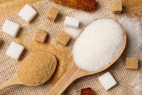Diversi Tipi Zucchero Cucchiai Stuoia Vimini Posa Piatta — Foto Stock