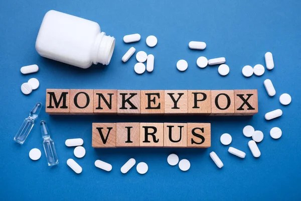 Palavras Vírus Monkeypox Feito Cubos Madeira Frascos Pílulas Sobre Fundo — Fotografia de Stock