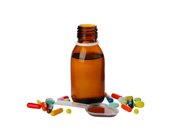 瓶子与塑料勺的糖浆在白色背景 感冒药和感冒药 — 图库照片