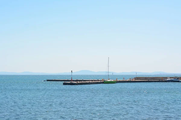 阳光灿烂的日子 美丽的海景 有混凝土码头和系泊船 — 图库照片