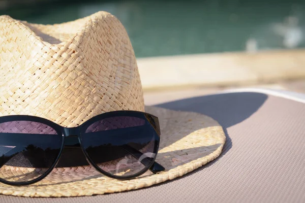 室外游泳池 特写镜头附近的时髦帽子和太阳镜 案文的篇幅 — 图库照片