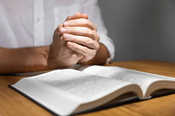 Homem Com Bíblia Orando Mesa Madeira Close — Fotografia de Stock