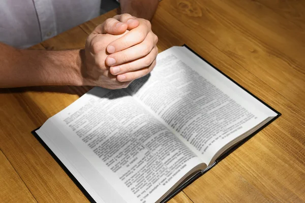 Man Med Bibeln Ber Vid Träbord Närbild — Stockfoto