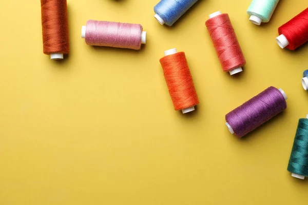 Diversi Fili Colorati Cucire Sfondo Giallo Posa Piatta Spazio Testo — Foto Stock