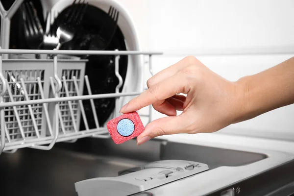 Kvinna Att Sätta Tvättmedel Tablett Öppen Diskmaskin Köket Närbild — Stockfoto