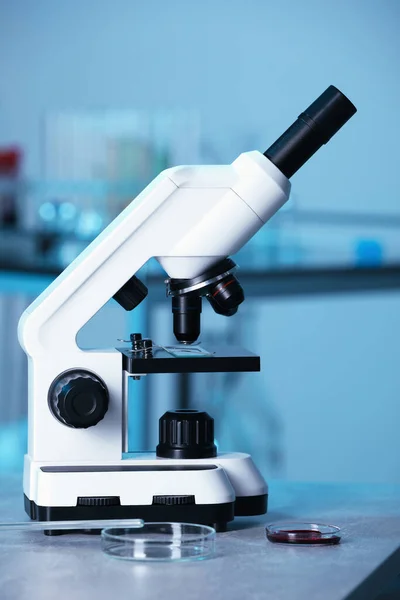 Microscopio Médico Moderno Sobre Mesa Gris Laboratorio — Foto de Stock
