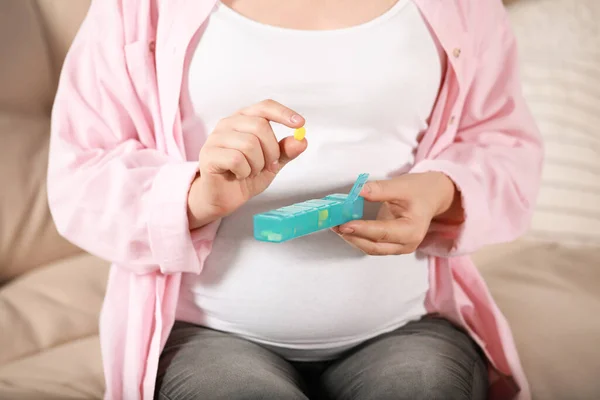 Kobieta Ciąży Trzyma Pigułki Pudełko Domu Zbliżenie — Zdjęcie stockowe