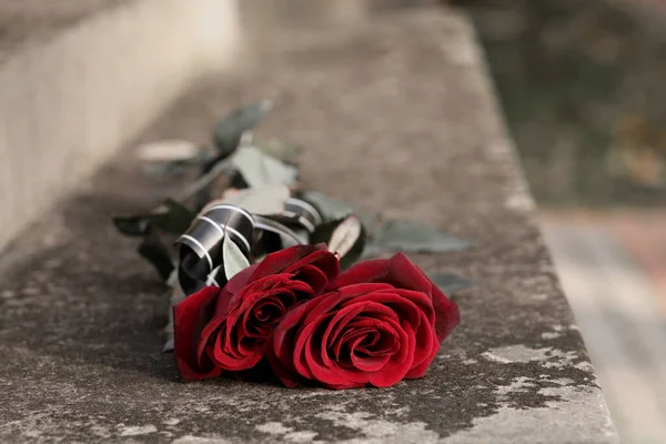 Rote Rosen Auf Grauem Grabstein Freien Platz Für Text Trauerzeremonie — Stockfoto