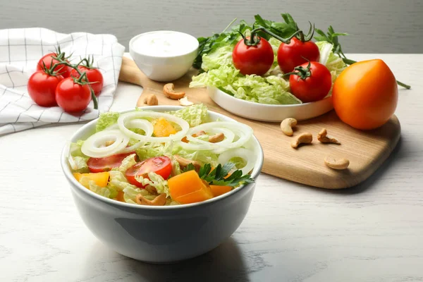 Schüssel Mit Köstlichem Salat Mit Chinakohl Tomaten Und Zwiebeln Auf — Stockfoto