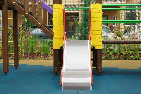 Kleurrijke Glijbaan Buitenspeeltuin Voor Kinderen Woonwijk — Stockfoto