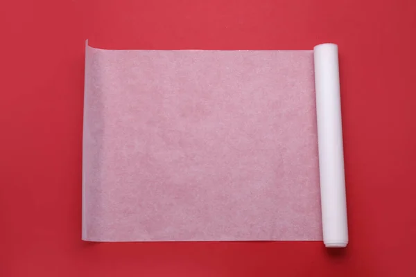 Roll Pečení Papíru Červeném Pozadí Horní Pohled — Stock fotografie