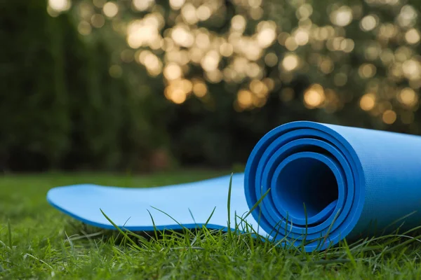 Niebieski Karemat Lub Mata Fitness Zielonej Trawie Zewnątrz — Zdjęcie stockowe