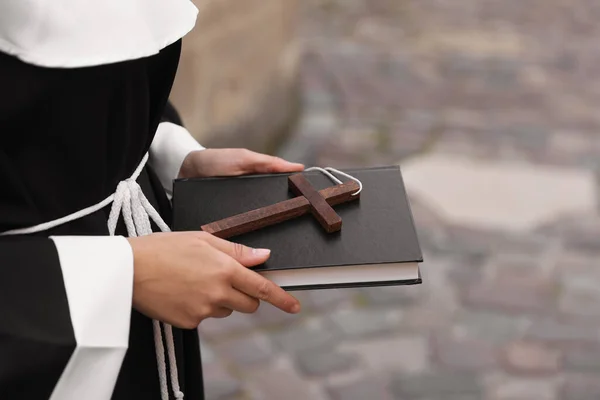 Hıristiyan Haçı Ncil Olan Genç Rahibe Yakın Plan — Stok fotoğraf