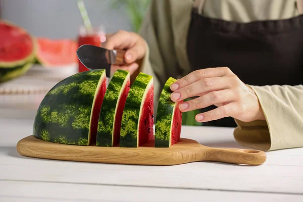 Frau Schneidet Köstliche Wassermelone Weißem Holztisch Drinnen Nahaufnahme — Stockfoto