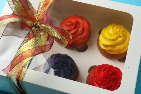 Caixa Com Muitos Deliciosos Cupcakes Coloridos Close — Fotografia de Stock