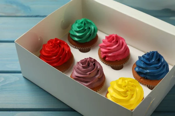 Caixa Com Diferentes Cupcakes Mesa Madeira Azul Claro Close — Fotografia de Stock
