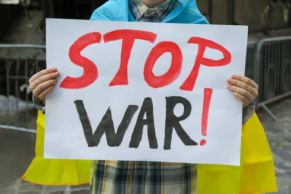 Kobieta Zawinięta Ukraińską Flagę Trzymająca Plakat Słowami Stop Wojnie Świeżym — Zdjęcie stockowe