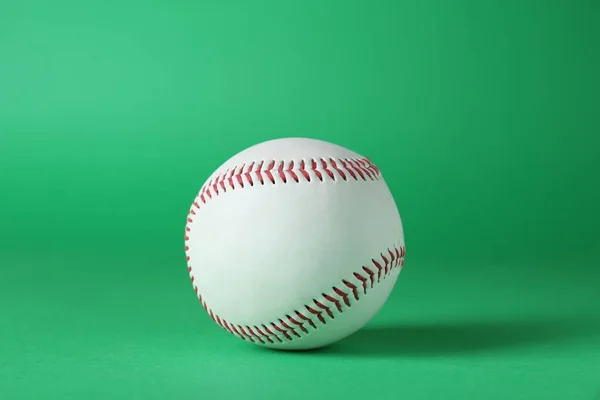 Μπάλα Του Μπέιζμπολ Πράσινο Φόντο Κοντινό Πλάνο Αθλητικά Παιχνίδια — Φωτογραφία Αρχείου